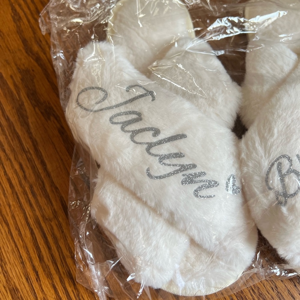 ⚪️Women’s size 40-41, “Jaclyn” “Bridesmaid” fuzzy cream slippers, personalized. - Picture 4 of 8